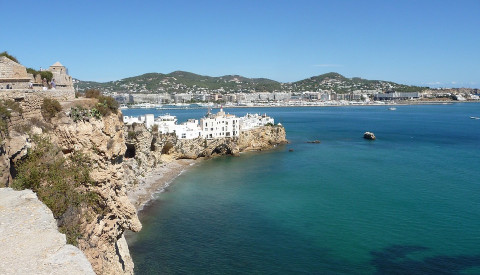 Der Touristenmagnet Playa d'en Bossa auf Ibiza