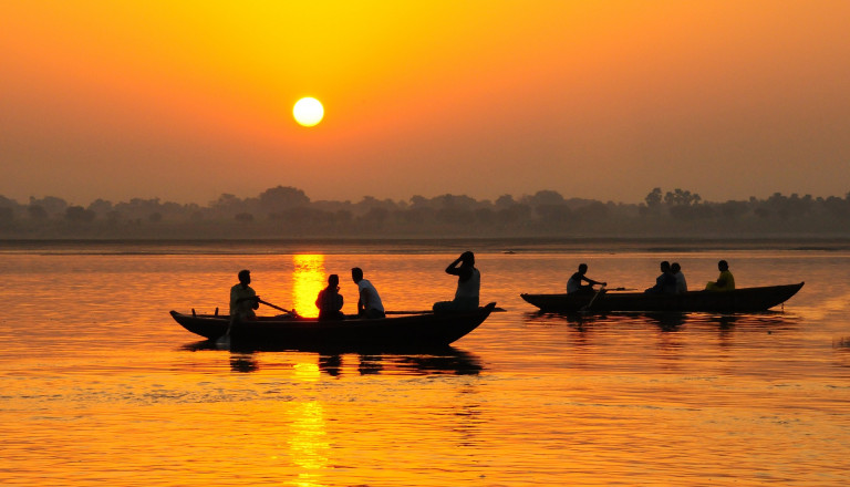 Bei einer Gangesbootsfahrt erwartet Sie das ursprüngliche Indien!