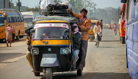 Verkehr und Flug nach Indien
