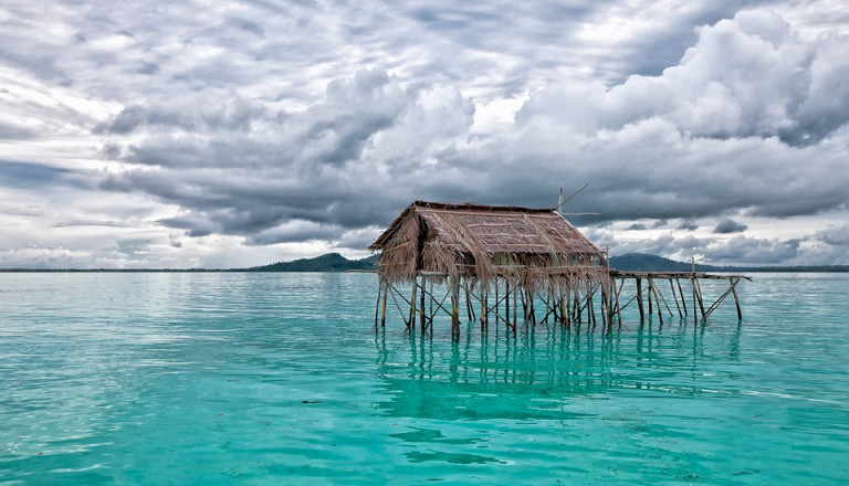 Ein Taum in Türkis - Das flache Meer von Indonesien.