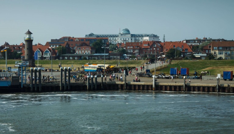 Der Hafen von Juist mit Kurhaus.