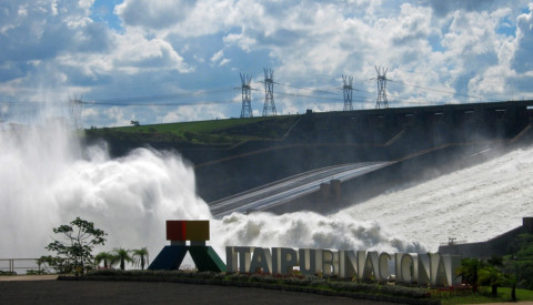 Das Itaipu Wasserkraftwekt gehört zu den größten der Welt.