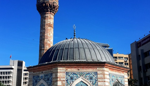 In Izmir befinden sich viele sehenswerte Moscheen und Kirchen.