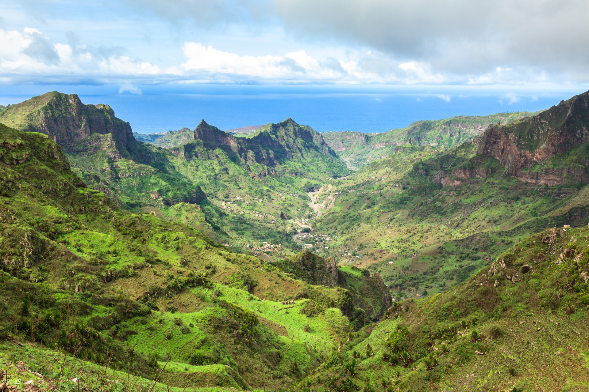 Das absolute Highlight auf den Kapverdischen Inseln ist eine Vulkanwanderung auf den Pico do Fogo, die allerdings nur in Begleitung eines ortskundigen Führers durchgeführt werden darf. Mehrere Reiseanbieter ermöglichen diese Tour, bei der es durch einen mystischen Regenwald und über schwarze Lavafelder bis zum Gipfel des 2829 Meter hohen Vulkanbergs geht. Die meisten Touren verlaufen auf dem Wanderweg Bordeira de Fogo und führen zunächst zur Caldeira, dem Vulkankessel, von dem Wagemutige mit Trittsicherheit und Schwindelfreiheit auf einem Klettersteig vorbei an Felsspalten, aus denen heiße Schwefeldämpfe dringen, weiter zum Gipfel kraxeln. Ausblicke zum Niederknien auf die umliegende schwarze Vulkanlandschaft und das Meer machen diese Wandertour zu einem unvergesslichen Erlebnis. Eine nicht allzu anstrengende Wanderung auf Santiago führt vom etwa 11 Kilometer von Praia entfernten Dorf Calabaceira zum Weltkulturerbe Cidade Velha. Von der kargen Hochebene geht es bei dieser reizvollen Tour in rund 2 Stunden in ein immergrünes Tal mit Bananenplantagen und Affenbrotbäumen, in dem exotische Schmetterlinge fliegen und sich mit etwas Glück Eisvögel sichten lassen. Dank ihrer abwechslungsreichen Gebirgslandschaft ist die Insel Santo Antao ein traumhaftes Wanderparadies. Eine der schönsten Touren verläuft hier auf dem 1600 Meter hohen Felskamm Bordeira de Norte und führt in das Tal von Ribeira das Patas, das mit seinen Obstbäumen und Zuckerrohrpflanzen einer Oase gleicht. Sie folgen einem alten gepflasterten Maultierpfad, der sich in Serpentinen bergab schlängelt, und genießen unterwegs herrliche Ausblicke auf grüne Hochebenen. Im Norden von Santiago liegt der Nationalpark Serra Malagueta mit seiner üppigen grünen Vegetation und etlichen endemischen Tier- und Pflanzenarten. Hier verlaufen neun offizielle Wanderrouten, von denen eine schöner ist als die andere. Steigen Sie von der Hochebene zum Beispiel zur Ribeira Principal hinab und erfreuen Sie sich an atemberaubenden Ausblicken auf die Landschaft und den Atlantik. Eine der attraktivsten Touren auf Santo Antao verläuft entlang der schroffen Nordküste der Insel zwischen den Fischerdörfern Ponta do Sol und Cruzinha. Auf alten Steinwegen wandern Sie vorbei an spektakulären Felswänden und durchqueren kleine Weiler, die an steilen Hängen errichtet wurden. Atemberaubende Aussichten sind bei der Tour allgegenwärtig, die am schwarzen Lavastrand von Aranha nach etwa 5 Stunden mit einer wohlverdienten Abkühlung im Meer endet, Kap Verde Inseln Reisen