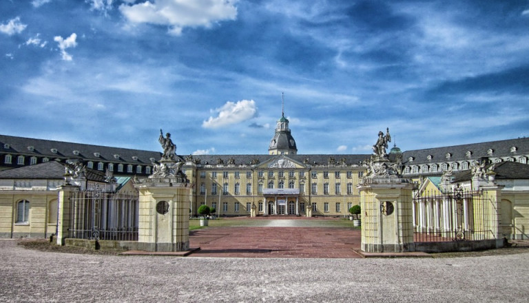 Das Wahrzeichen der Stadt: das Karlsruher Schloss