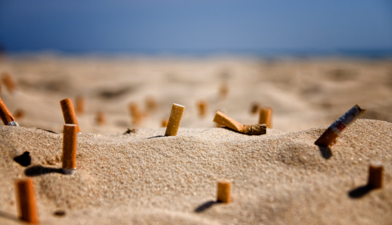 Kippen am Strand