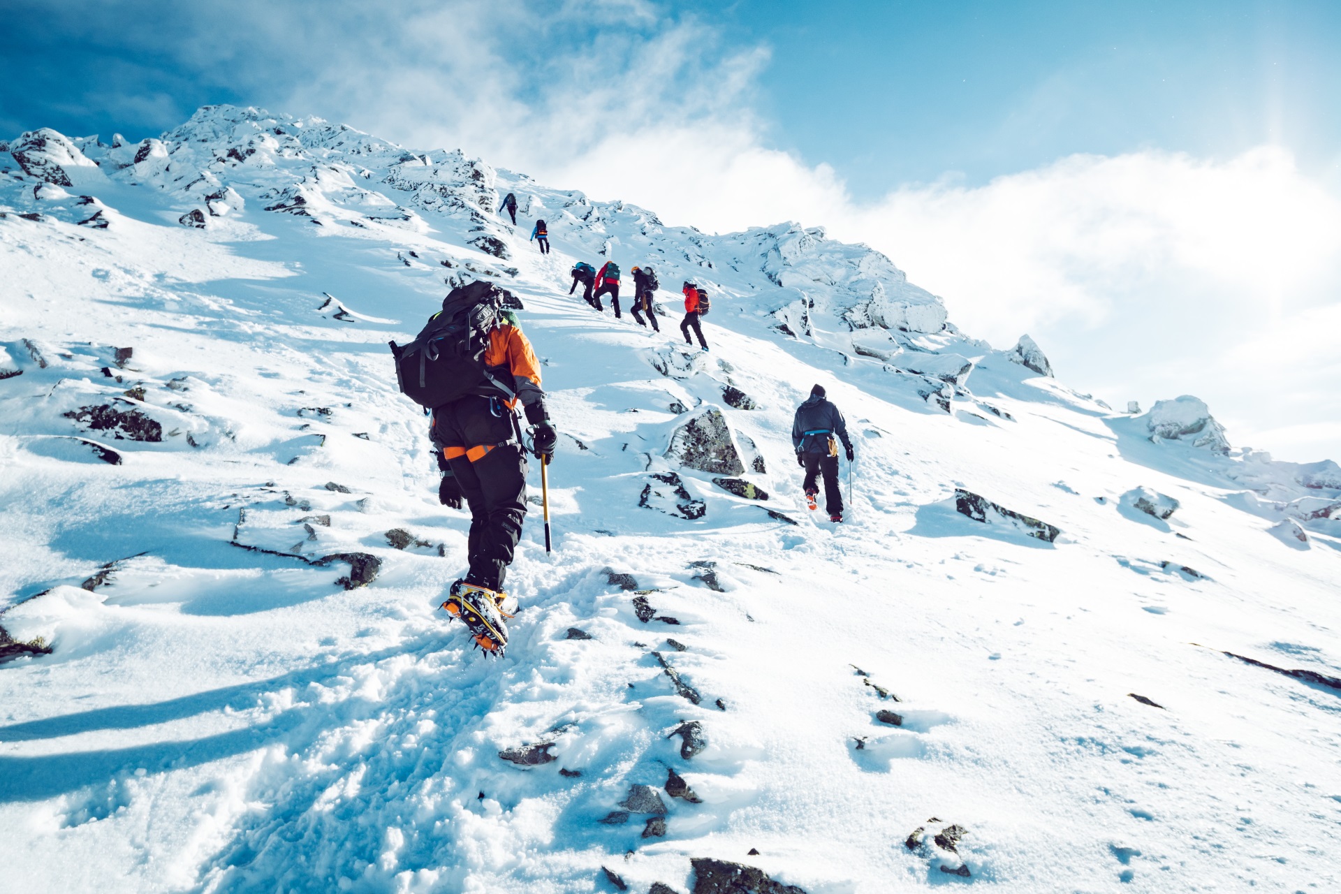 Eine Gruppe von Kletterern besteigt einen Berg im Winter