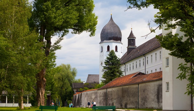 Das Kloster Frauenwörth auf der Fraueninsel. 