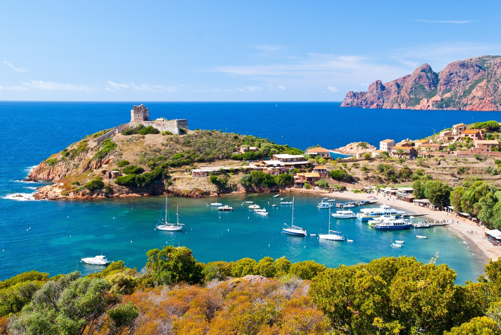 Girolata Bay auf Korsika. Pauschalreisen.