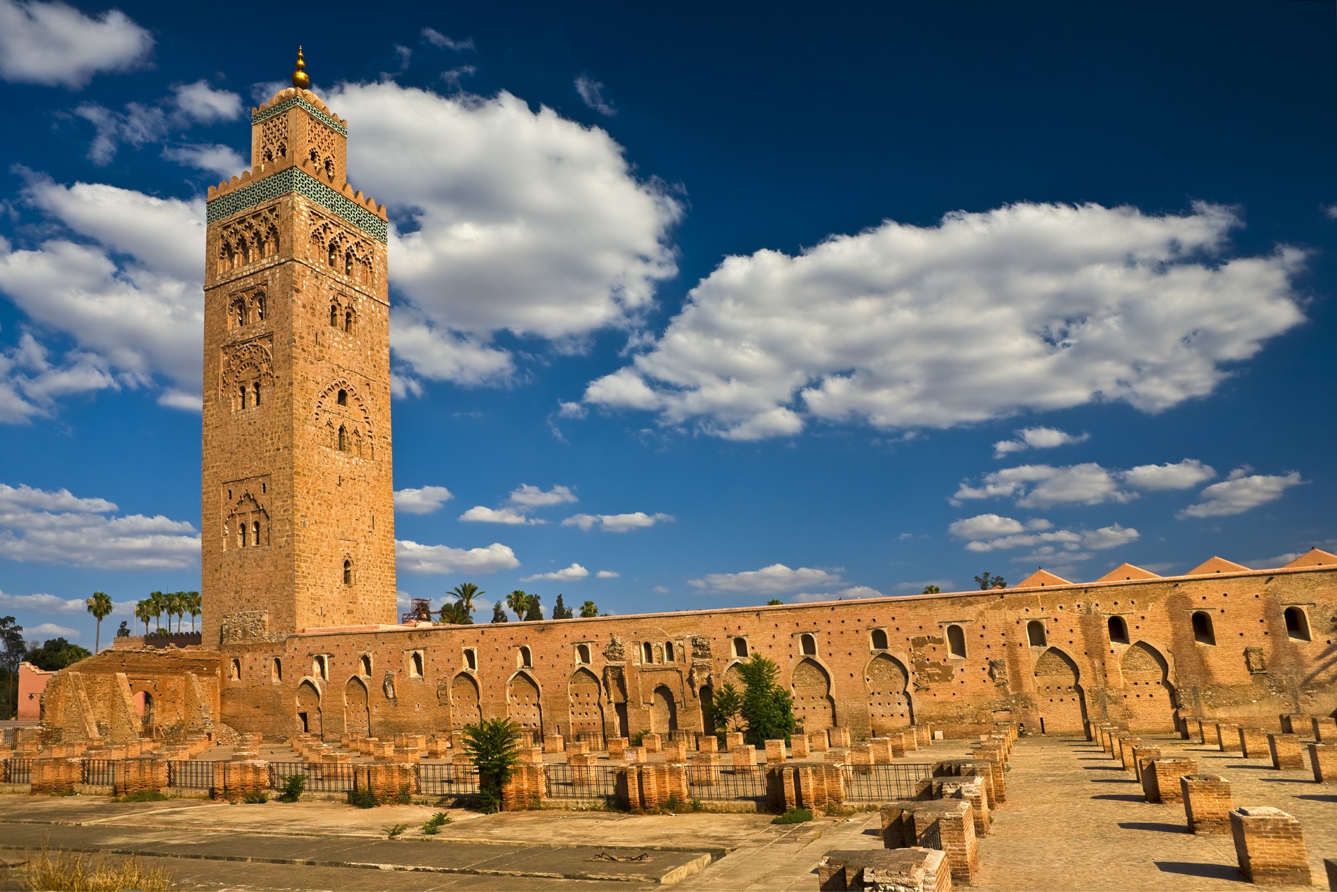 10 мест. Кутубия Марракеш. Мечеть Кутубия. Марокко город Фес башня. Золотые шары мечети Аль-Кутубия.