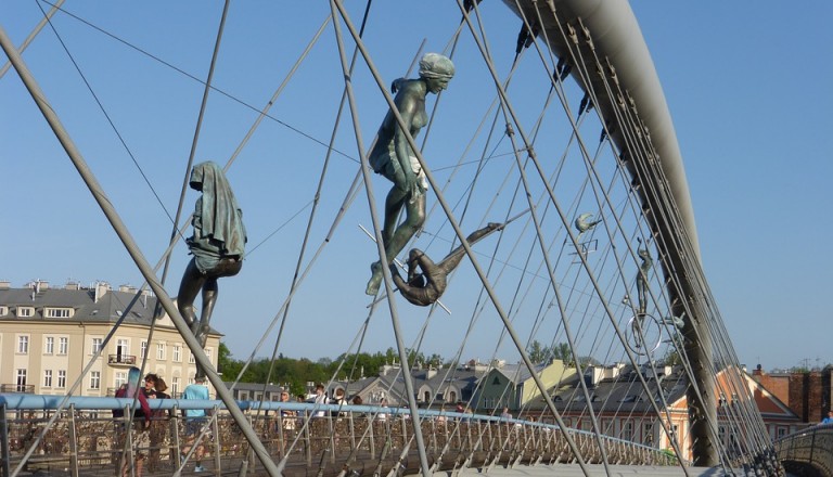 Die Père Ojca Bernatka-Brücke in Krakau.