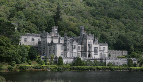 Die Kylemore Abbey an der Westküste Irlands