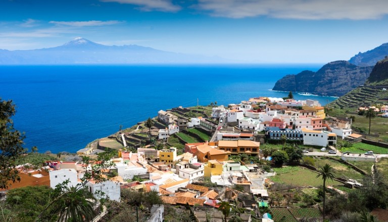 Das malerische Dorf Agulo mit Ausblick auf Teneriffa.