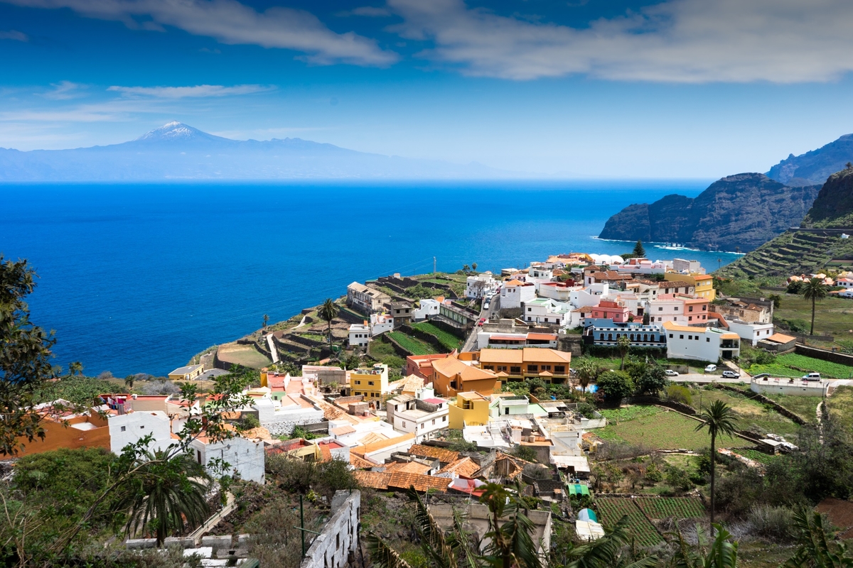 Das malerische Dorf Agulo mit Ausblick auf Teneriffa.