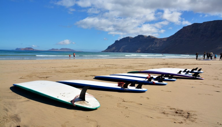 Der Playa de Famara auf Lanzarote. Surfurlaub Kanaren