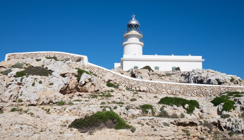 Die vielen Leuchtürme auf Menorca sind ebenfalls reizende Sehenswürdigkeiten.