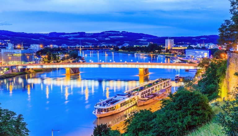 Die Nibelungenbrücke bei Nacht. Linz Städtereisen