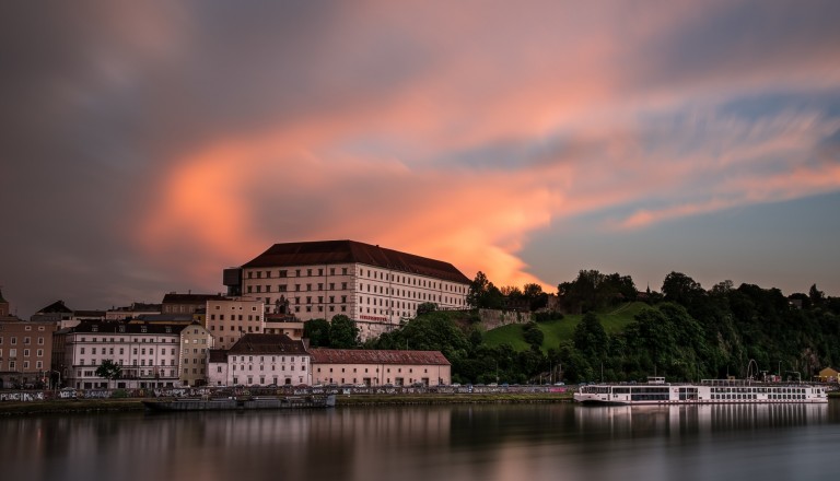 Das Linzer Schloss im Abendrot.