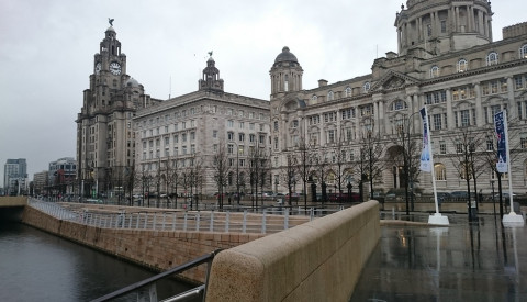 Das Cunard Building direkt neben dem Liver Building in Liverpool