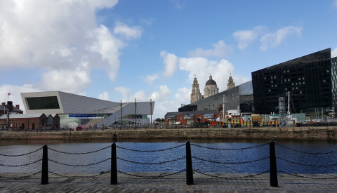 Links das kostenlose Museum of Liverpool.