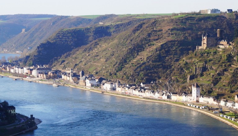 Blick auf St. Goarshausen von der Loreley. Kreuzfahrten Rhein