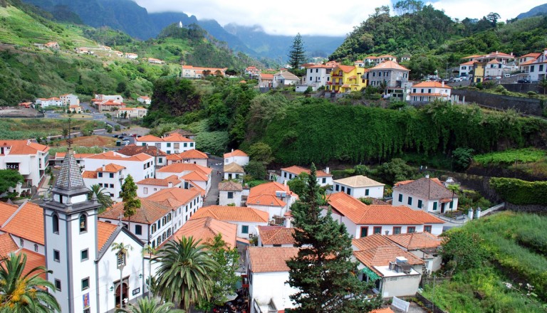 Das malerische Bergdorf São Vicente auf Madeira.