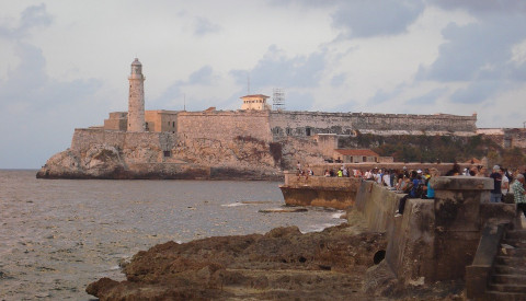 Die Fortaleza de San Carlos de la Cabana am Ende der Uferpromenade Malecón.