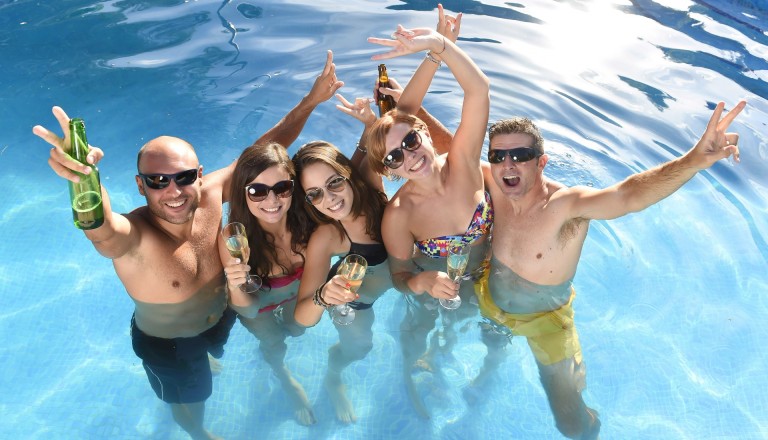 Mallorca Partyurlaub Pool Bier