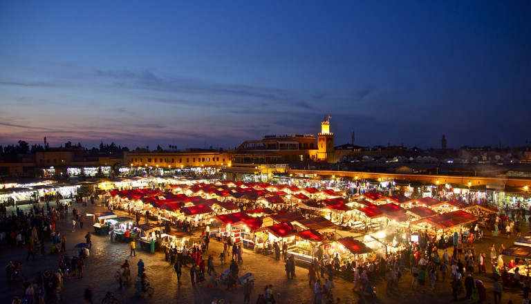 Shoppen in einem Basar in Marrakesch Marokko