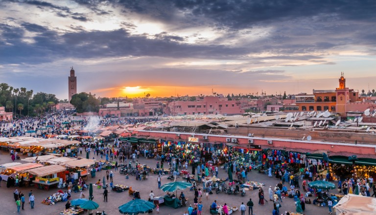Der Djemaa el Fna in der Altstadt von Marrakesch.