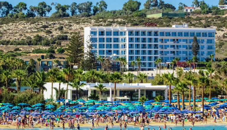 überfüllter Strand auf Zypern