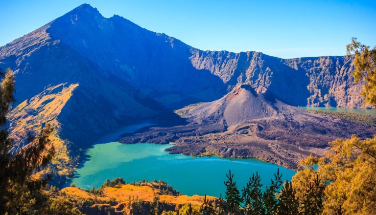 Der Mount Rinjani mit dem Segara Anak See.