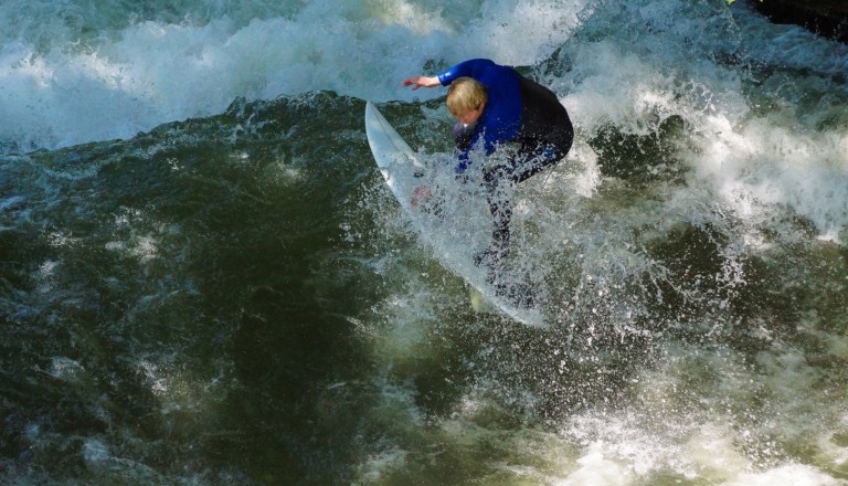 Surfen München Eisbachwelle