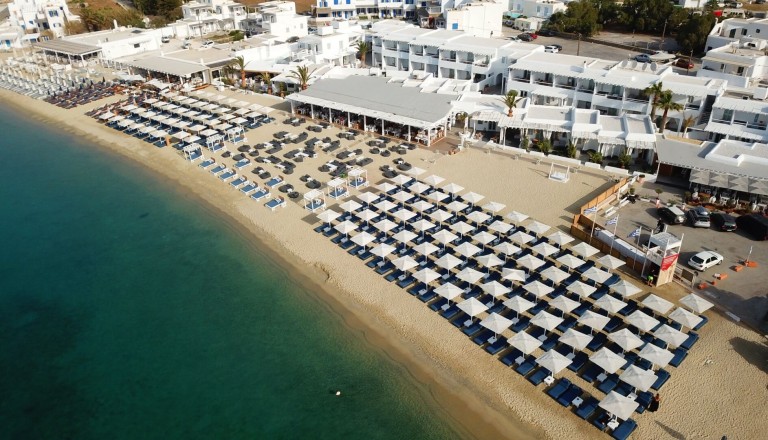 Der Strand von Ornos auf Mykonos.