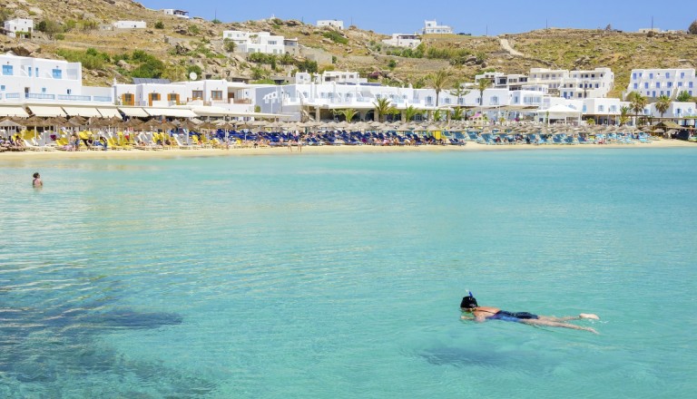 Schnorcheln am Platis Gialos Beach auf Mykonos.