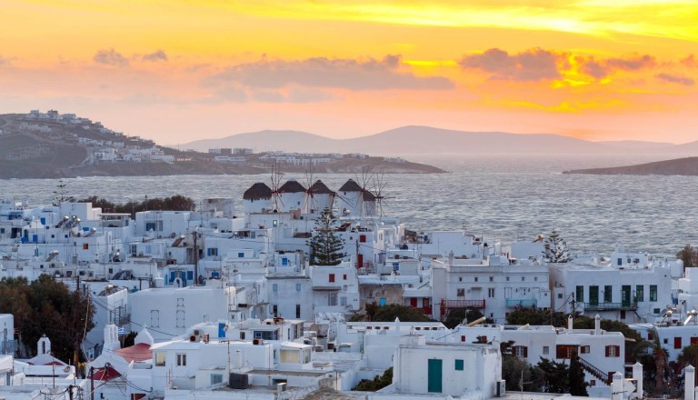 Mykonos Stadt bei Sonnenaufgang.