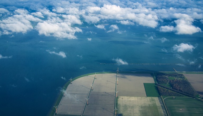 Blick auf Felder Flevolands und das IJsselmeer