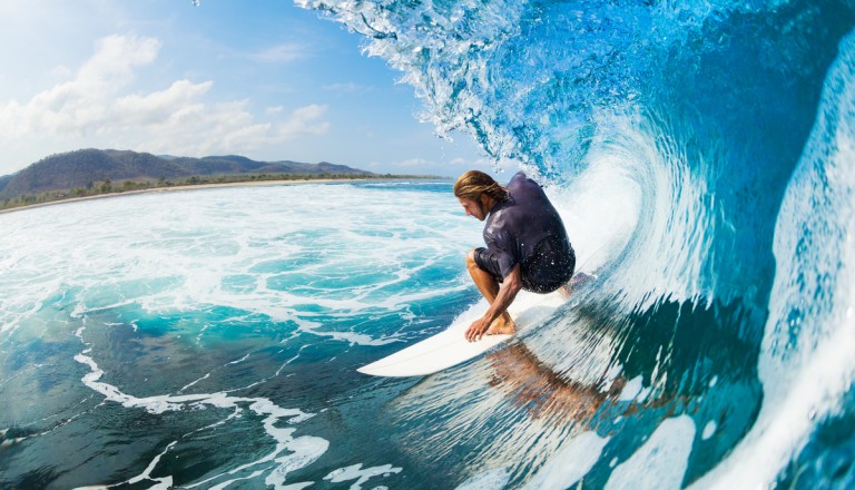 Surfer in einer Welle