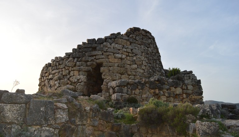 Die Burganlage Nuraghe Su Nuraxi auf Sardinien.