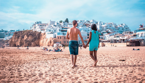 Paar am Strand von Albufeira