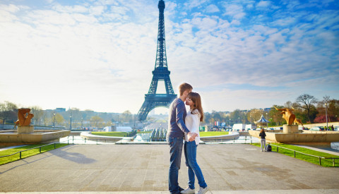 Pärchen vor dem Eiffelturm