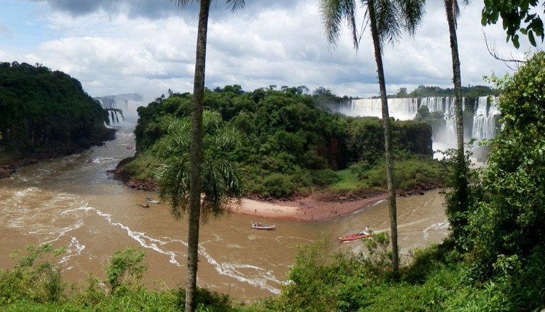 An den Wasserfällen von Iguazú trifft Paraguay auf Brasilien und Argentinien.