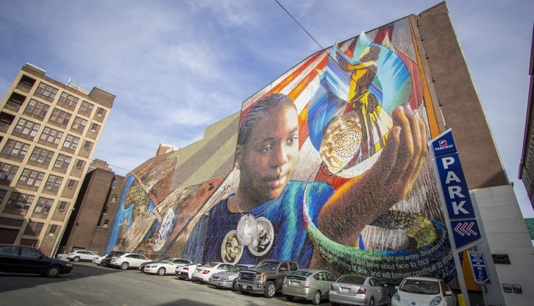 Besuchen Sie die Avenue of Arts in Philadelphia.