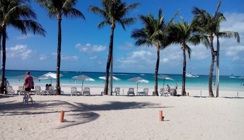 Der White Beach Strand auf den Philippinen