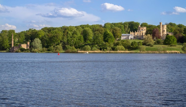 Schloss Babelsberg am Glienicker See. Potsdam