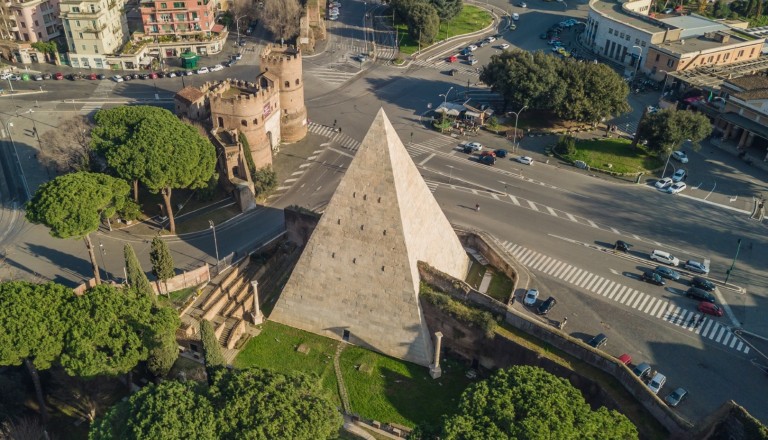 Die Pyramide des Cestius in Rom.