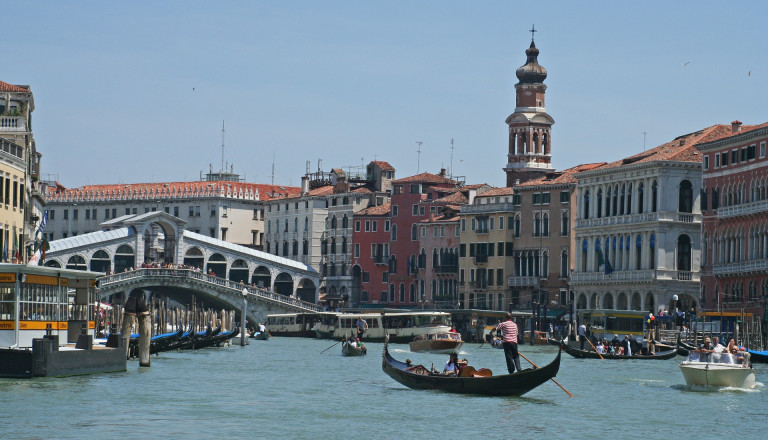 Die Rialtobrücke am Canal Grande