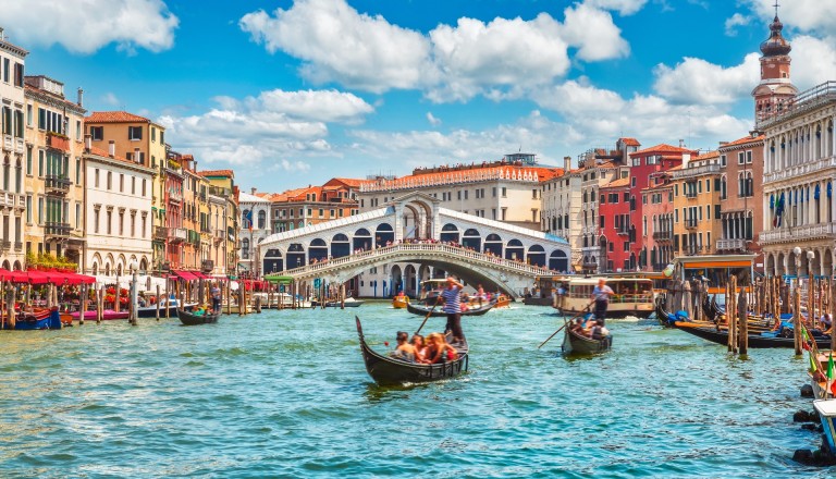 Canal Grande in Venedig mit Rialto Brücke im Hintergrund