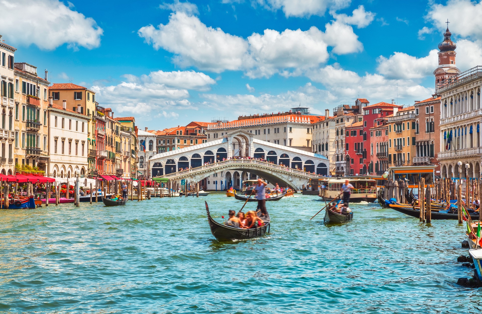 Canal Grande in Venedig mit Rialto Brücke im Hintergrund