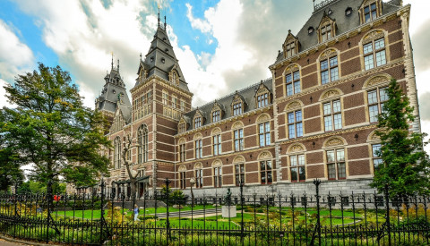 Das Rijksmuseum ist eines der vielen herausragenden Museen in Amsterdam.